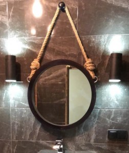 Круглое зеркало в черной раме из дуба на канате